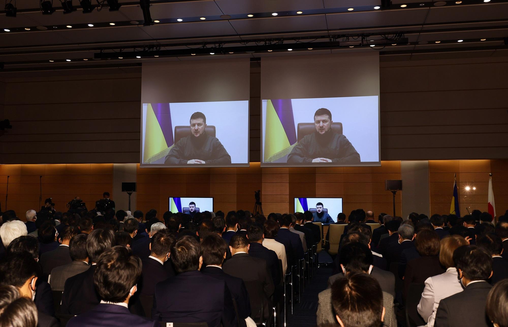 ウクライナのゼレンスキー大統領が国会内でオンライン演説