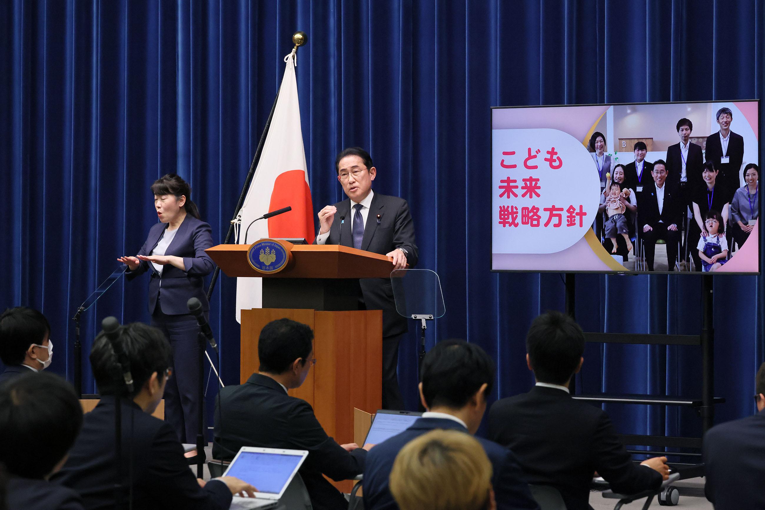 記者会見で衆院解散等に関する質問に答える岸田首相