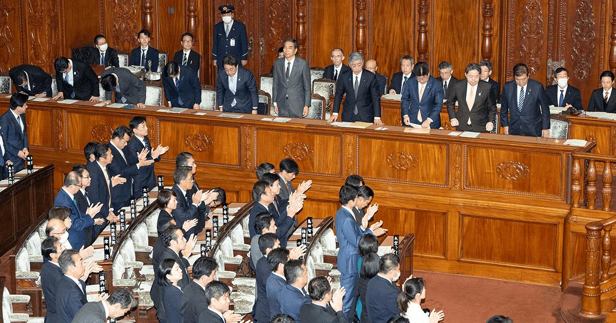 補正予算が可決され、一礼する石破茂総理