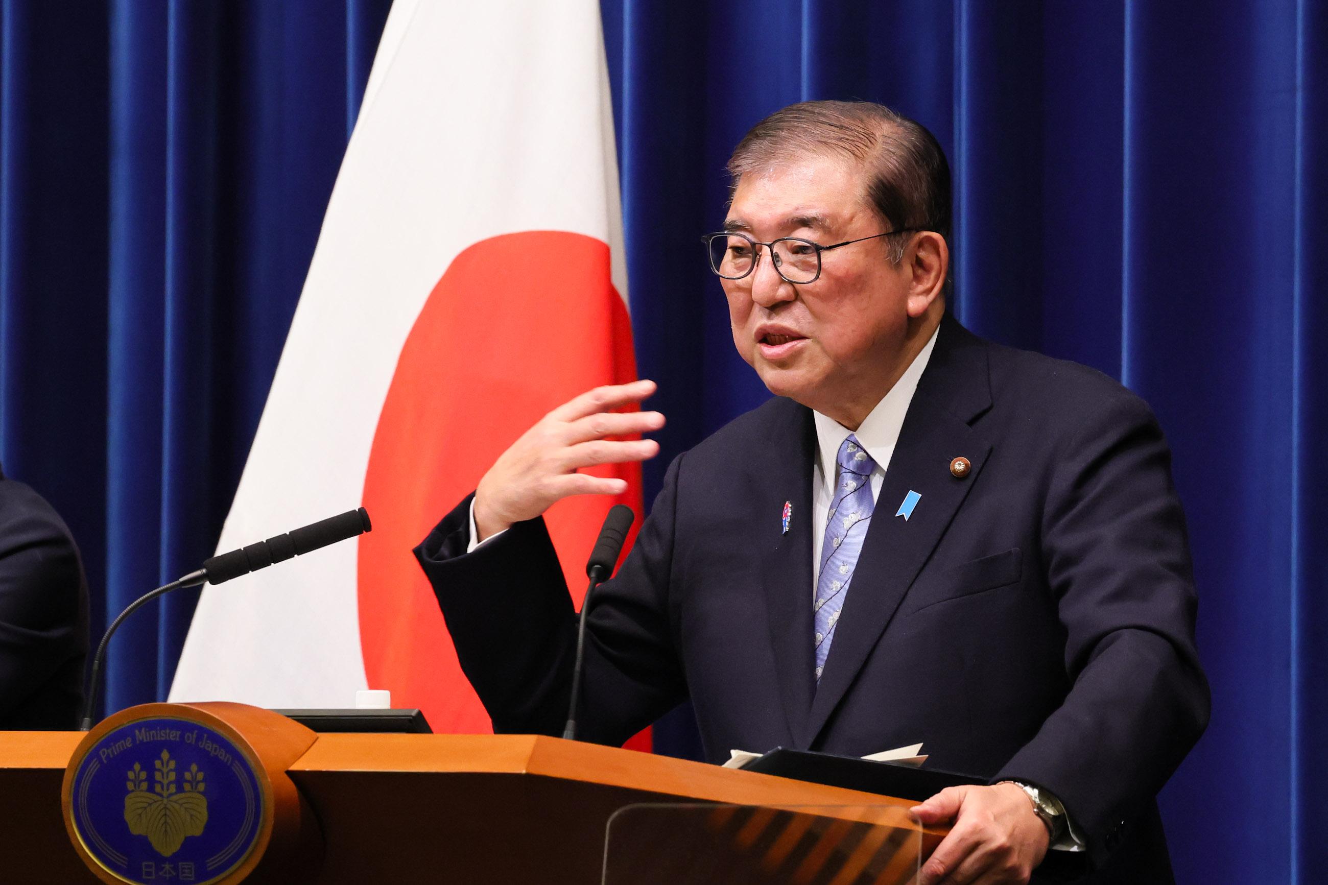 記者の質問に答える石破総理